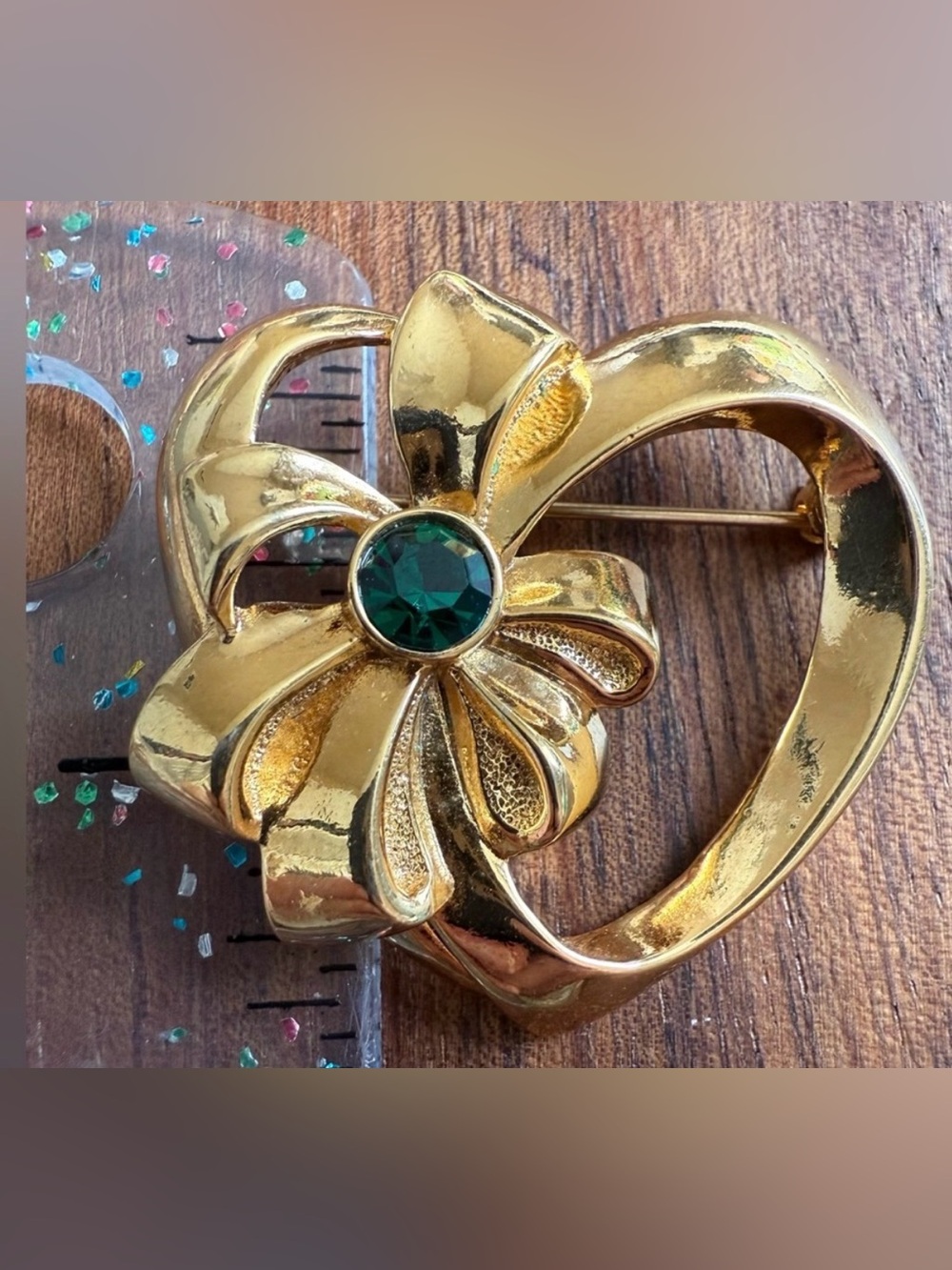 VTG Avon Gold Tone Heart Brooch with Green Rhinestone Love Pin Valentine’s Day